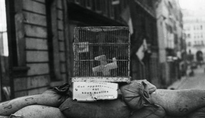 Barricata sulla Rue de Chateaudun, liberazione di Parigi, agosto 1944 da Unbekannt