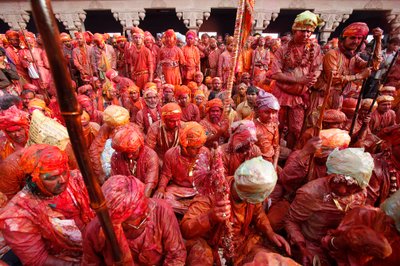 Abitanti di Barsana che celebrano Holi a Nandgaon, India da Unbekannt