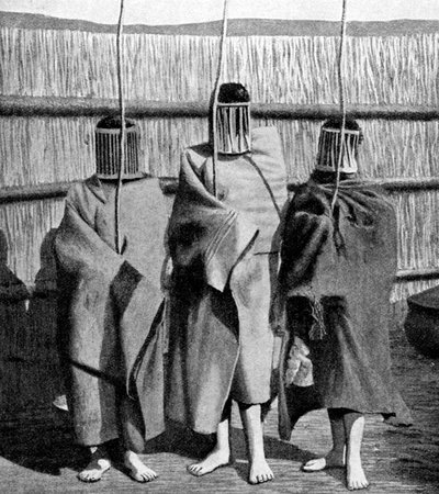 Ragazze spose Basuto durante un periodo di iniziazione nella società tribale adulta, Lesotho, 1922 da Unbekannt