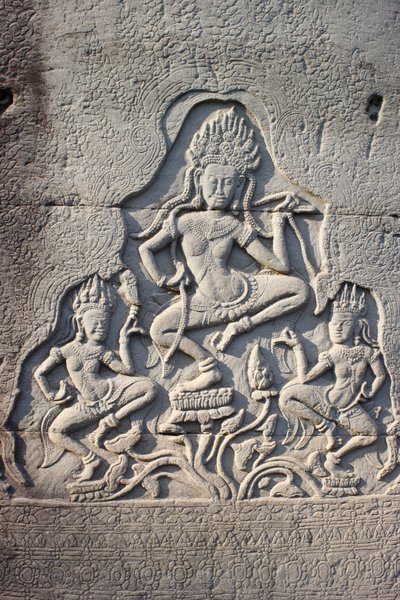Danzatori celesti scolpiti in un pilastro, Bayon, Siem Reap, Cambogia da Unbekannt