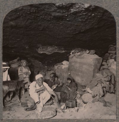 Abitanti delle caverne beduini nelle loro grotte, c1900 da Unbekannt