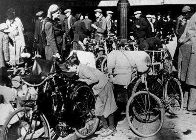 Rifugiati belgi con le loro biciclette e i loro beni fuori dalla Gare du Nord, Parigi da Unbekannt