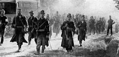 Truppe belghe che si avvicinano alla scena della battaglia, Prima Guerra Mondiale, 1914 da Unbekannt