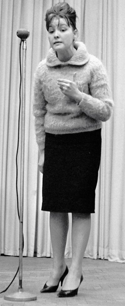 Bella Akhmadulina, poetessa russa, anni 
