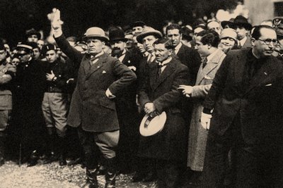 Benito Mussolini, tra i membri del Partito Fascista, poco dopo la Marcia su Roma da Unbekannt
