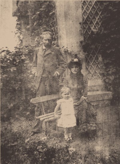 Berthe Morisot, suo marito Eugène Manet e la loro figlia, Julie, ca 1881 da Unbekannt