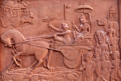 Bhagavad Gita inciso su un tempio indù: Krishna che guida il carro di Arjuna, Vrindavan, India da Unbekannt