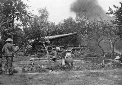 Grande cannone ferroviario che spara durante l