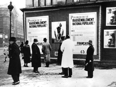 Cartellone che mostra i manifesti del Rassemblement Nationale Populaire, Parigi occupata dai tedeschi, febbraio 1941 da Unbekannt