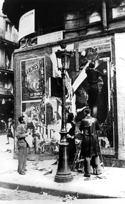 Cartellone con uomini che affiggono manifesti di propaganda, Parigi, Seconda Guerra Mondiale, 1939-1945 da Unbekannt
