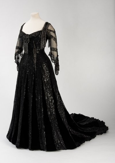 Abito da sera nero indossato dalla regina Alessandra, con decorazioni di perline e paillettes e nastro con firma in seta nera e lettere dorate della regina Alessandra, realizzato da Barolet di Knightsbridge, Londra 1908-1910 da Unbekannt