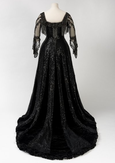 Abito da sera nero indossato dalla Regina Alessandra, con decorazioni di perline e paillettes e incorporante il nastro con il nome della Regina Alessandra, realizzato da Barolet di Knightsbridge, Londra 1908-1910 da Unbekannt