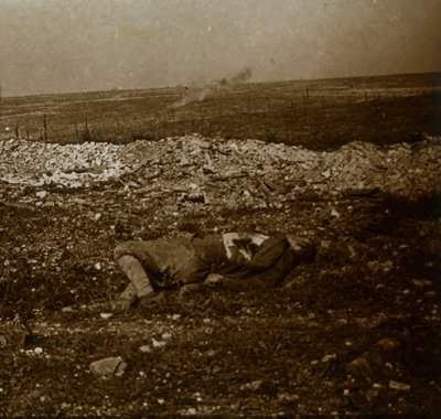 Corpo con fuoco di sbarramento in lontananza, c1914-c1918 da Unbekannt