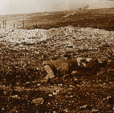 Corpo con fuoco di sbarramento in lontananza, c1914-c1918 da Unbekannt