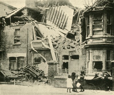 Case danneggiate dalle bombe, Hartlepool, Prima Guerra Mondiale, dicembre 1914, c1920 da Unbekannt