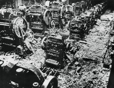 Danni da bombardamento in una fabbrica Renault, Sevres, Parigi, 4 aprile 1943 da Unbekannt