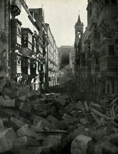 Danni da bombardamento in una strada maltese, Seconda Guerra Mondiale, 1942 da Unbekannt