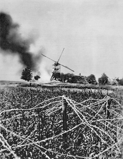Bombardamento di un mulino a vento con proiettili incendiari, Artois, Francia, Prima Guerra Mondiale, 1915 da Unbekannt