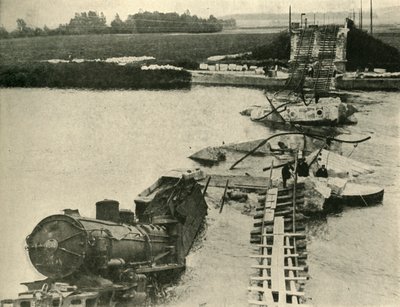 Ponte bombardato e treno deragliato, Francia settentrionale, Prima Guerra Mondiale, 1914, c1920 da Unbekannt