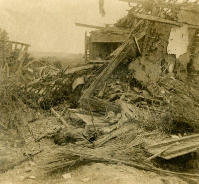 Edificio bombardato, corpo di soldato morto in primo piano, 1916 da Unbekannt