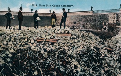 Mucchio di ossa, cimitero cubano, c1910 da Unbekannt