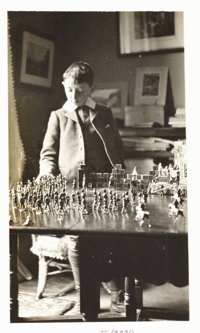 Ragazzo che gioca con soldatini, circa 1912 da Unbekannt