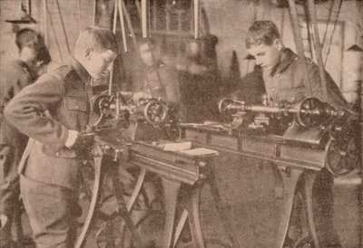 Ragazzi del Bradfield College che fabbricano parti di proiettili, Berkshire, c. 1916 da Unbekannt