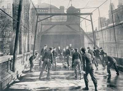 Ragazzi che giocano a calcio sul tetto della Scuola del Coro della Cattedrale di St Paul, Londra, c1901 da Unbekannt