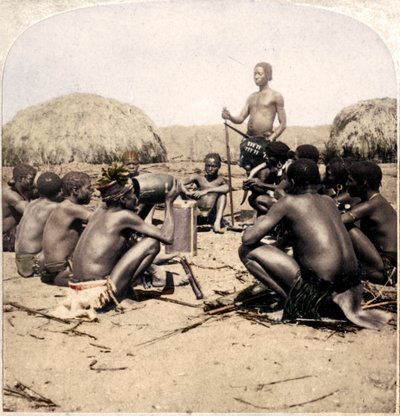 Bravi di un villaggio Zulu che tengono un consiglio, vicino al fiume Umlaloose, Zululand, S.A., 1901 da Unbekannt