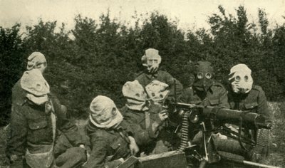 Sezione di mitragliatrici britanniche con maschere antigas, Prima Guerra Mondiale, 1914-1918, c1920 da Unbekannt