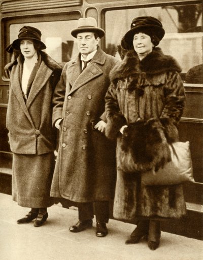 Il primo ministro britannico Stanley Baldwin con sua moglie e sua figlia, Londra, 27 gennaio 1923, 1935 da Unbekannt