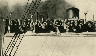 Infermieri della Croce Rossa Britannica in viaggio verso il fronte, Prima Guerra Mondiale, 1914, c1920 da Unbekannt