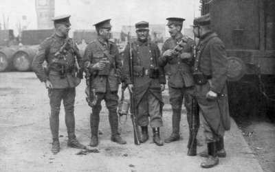 Truppe britanniche e francesi fraternizzano, Francia, agosto 1914 da Unbekannt