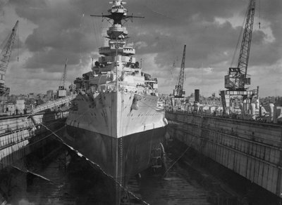 Corazzata britannica HMS Malaya in un bacino galleggiante, Malta da Unbekannt
