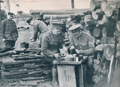 Ingegneri britannici con la Forza di Spedizione che fabbricano bombe a mano con scatole di tabacco, c1914 da Unbekannt