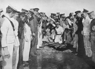 Marinai britannici attorno a un buco nel ponte della loro nave, 1915 da Unbekannt