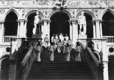 Marinai britannici in visita al Palazzo Ducale, Venezia, Italia da Unbekannt