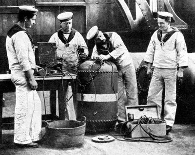 Marinai britannici che cablano una mina, Prima Guerra Mondiale, 1914 da Unbekannt