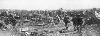 Soldati britannici che esplorano le rovine di Albert, Somme, Francia, 22 agosto 1918 da Unbekannt