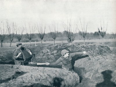 Soldati britannici che praticano il lancio di bombe a mano, c1914 da Unbekannt