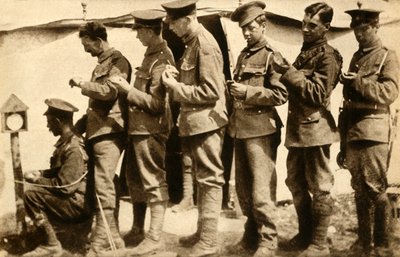 Soldati britannici sincronizzano i loro orologi sulla linea del fronte, Prima Guerra Mondiale, 1914-1918, 1933 da Unbekannt