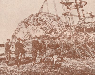 Ufficiali dello staff britannico che esaminano i rottami di un dirigibile abbattuto in Inghilterra, c. 1917-1919 da Unbekannt