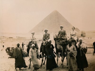 Turisti britannici seduti su cammelli davanti alla Grande Piramide, Giza, Egitto, 1936 da Unbekannt