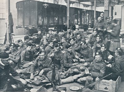 Truppe britanniche che mangiano in una stazione ferroviaria francese, c1914 da Unbekannt
