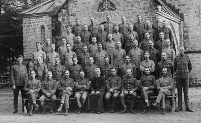 Truppe britanniche fuori dalla chiesa della guarnigione, Chakrata, 1917 da Unbekannt