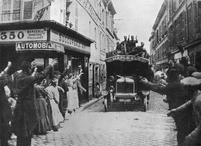 Le truppe britanniche ricevono un benvenuto mentre arrivano in furgone in una città francese da Unbekannt