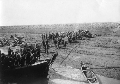 Truppe britanniche che scaricano datteri sulla riva del fiume Tigri, 1918 da Unbekannt