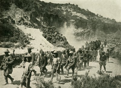 Truppe britanniche con prigionieri turchi, Prima Guerra Mondiale, 1915, c1920 da Unbekannt