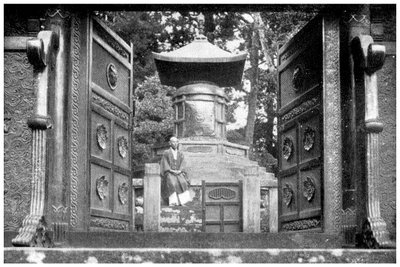 Porta di bronzo e tomba, Parco Shiba, Tokyo, Giappone, 1904 da Unbekannt