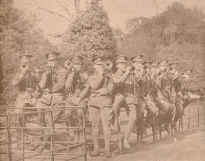 Trombettieri che si esercitano in un parco di Londra, c1915 1928 da Unbekannt